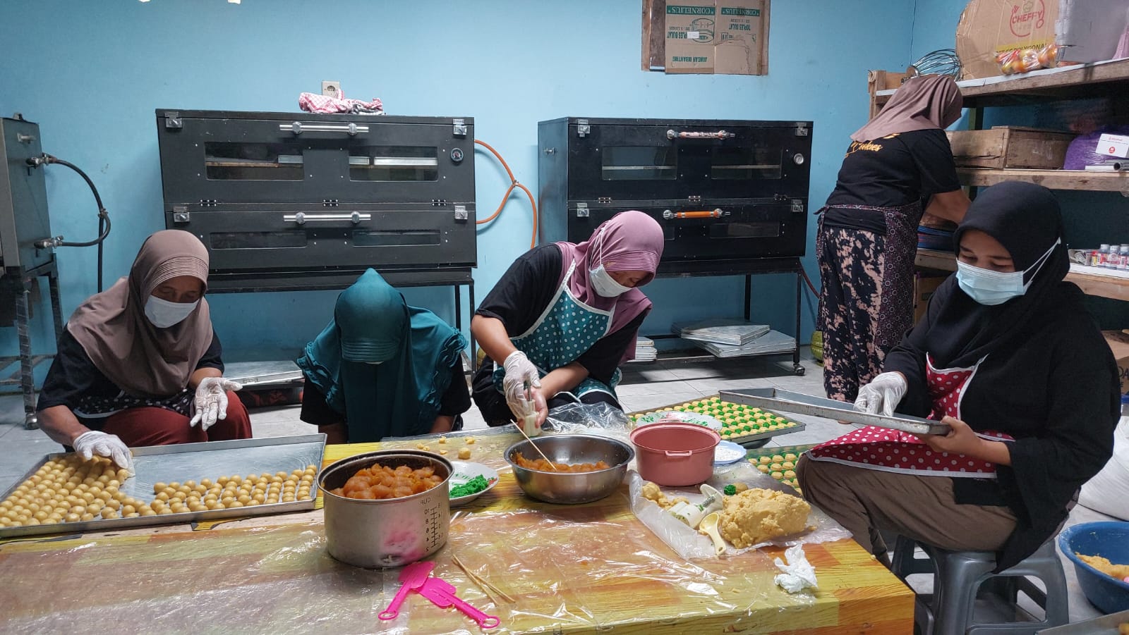 Mantan Pekerja Migran Sukses Kelola Usaha Kue Kering di Klirong