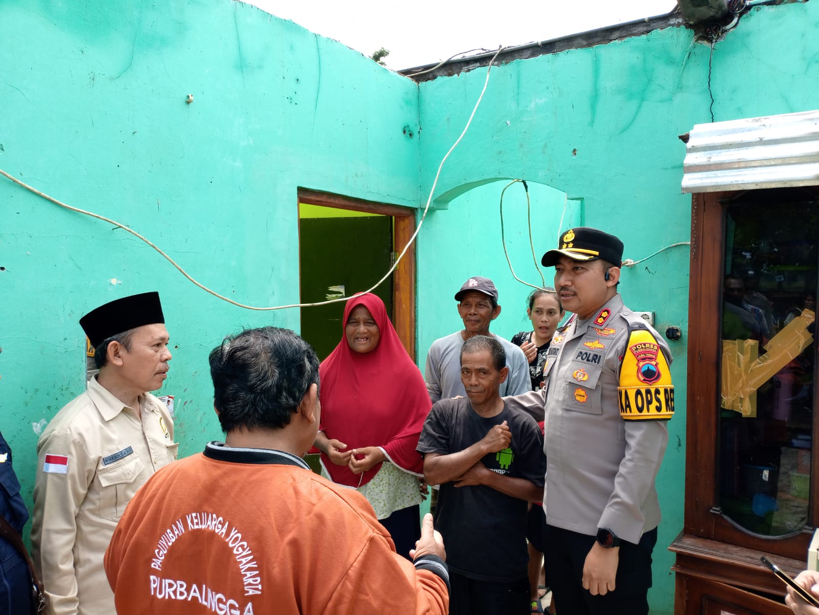 Polres Bersama FKUB dan BKSAG Berikan Bantuan Kepada Korban Angin Kencang di Kemangkon 