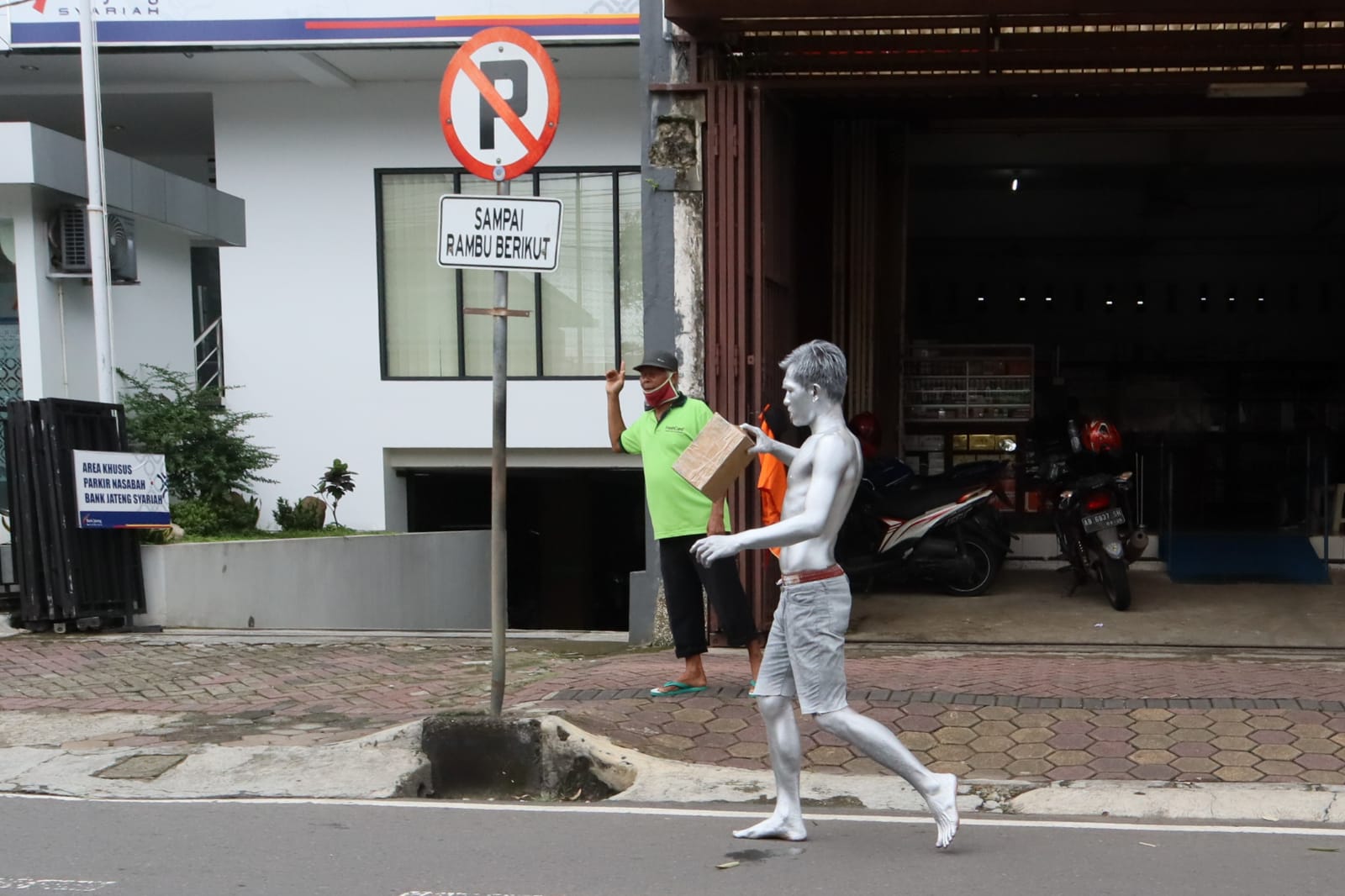 Manusia Silver Meresahkan di Purwokerto,  Warga: 'Kalau Sering Dikasih Malah Jadi 'Tuman'