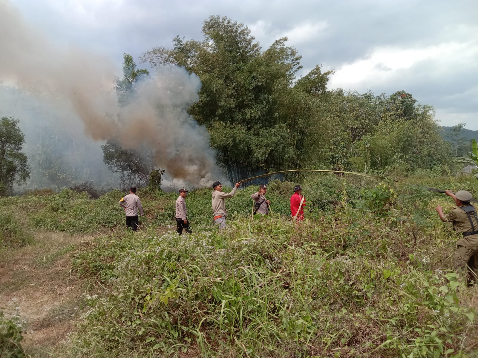 Dampak Kemarau, Lahan Kosong di Desa Windunegara Wangon Terbakar