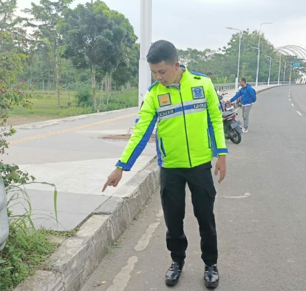 Pemotor Bonceng 3 Tabrak Trotoar di Jalan Bung Karno Purwokerto, Satu Orang Meninggal