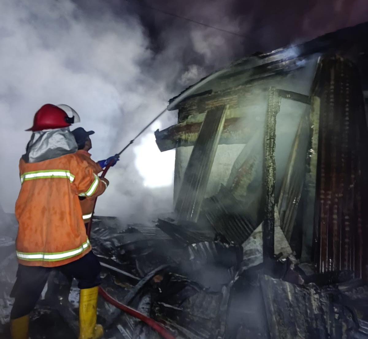 Dua Rumah di Kalibagor Banyumas Ludes Terbakar, Diduga Akibat Korsleting Listrik pada Dini Hari