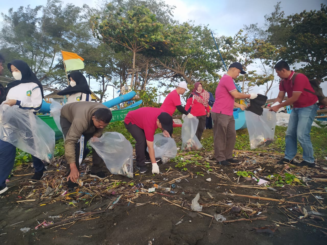 Satu Hari Bersihkan Sampah Di Teluk Penyu, Terkumpul Hampir 1 Ton