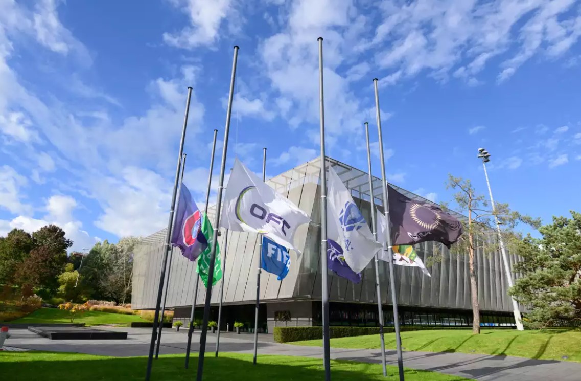 Bendera Setengah Tiang FIFA Atas Tragedi Kanjuruhan