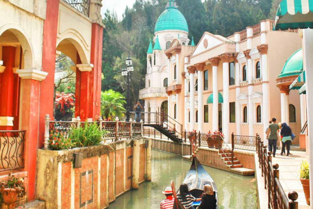 Menikmati Pesona Gondola: Little Venice Puncak, Destinasi Wisata Bernuansa Eropa Di Puncak