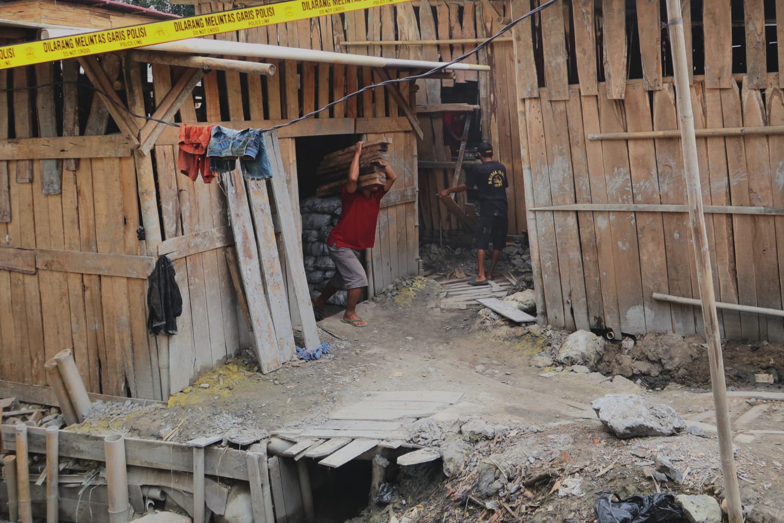 33 Bangunan Bedeng Tambang Emas di Pancurendang Ajibarang Dibongkar