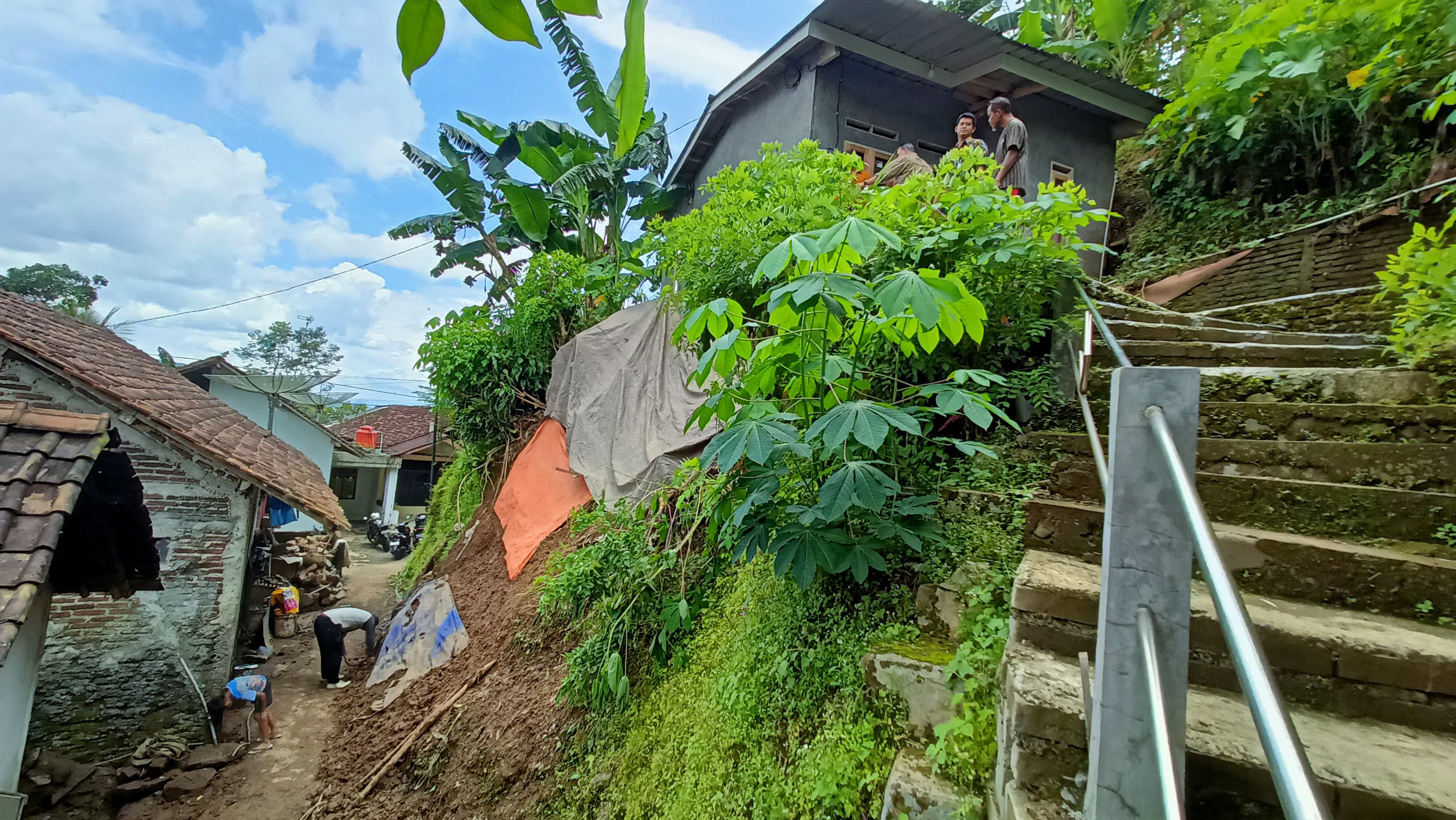 Longsor di Desa Gunungwuled, Satu Rumah Terancam dan Jalan Setapak Tertutup