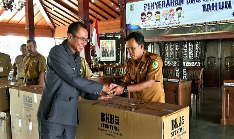 Pemkab Banjarnegara Perangi Stunting dengan Pembagian BKB Kit