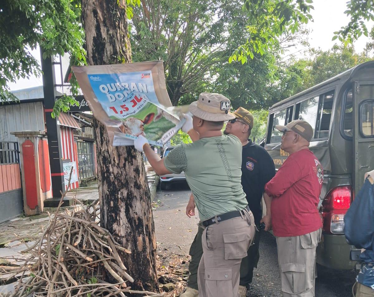 Puluhan Reklame Tak Berizin Ditertibkan Satpol PP Cilacap