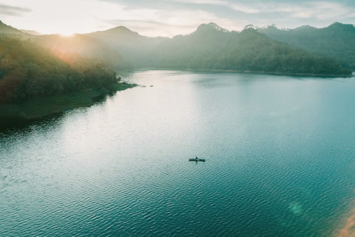 Waduk Sempor Gombong, Spot Terbaik Menikmati Senja dan Makan Mendoan Amba Viral!