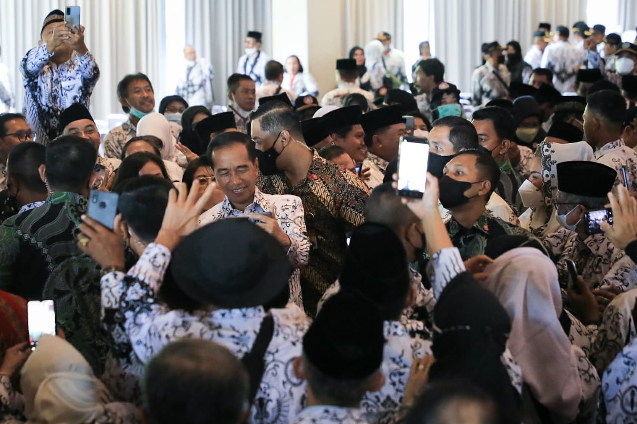 Jokowi Peringati Hari Guru di Jateng, Ganjar: Saya Yakin Target Pengangkatan Sejuta Guru Tercapai