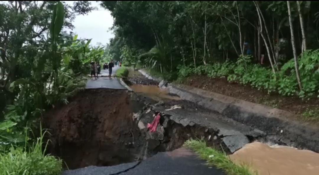 Update Longsor Jalan Desa Karanganyar - Kediri, Air Irigasi Masuk Sungai Logawa    