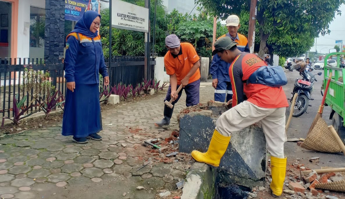 Bak Sampah Permanen di Jalan Protokol Kecamatan Sumpiuh Dibongkar