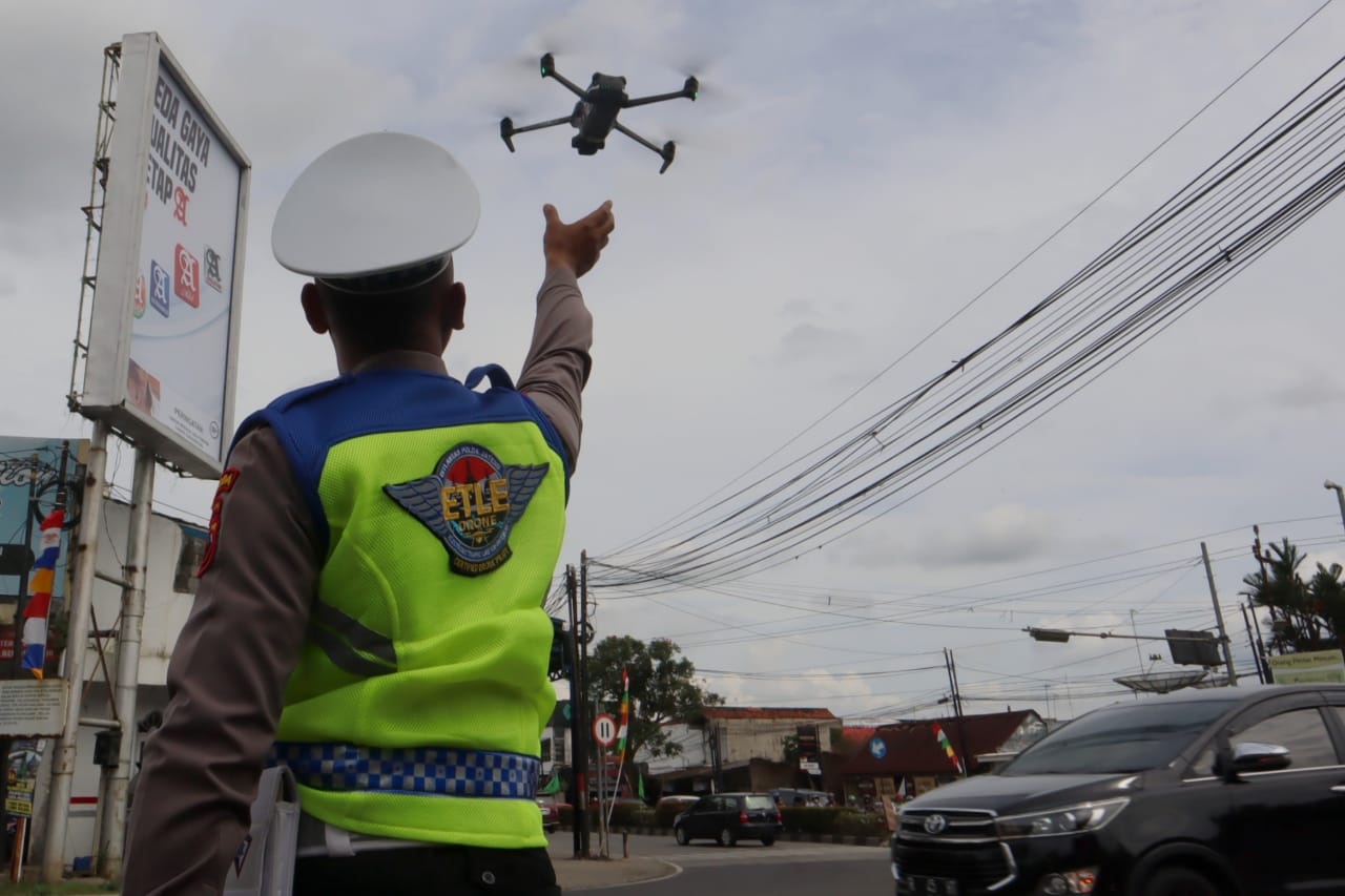 Ciptakan Lalu Lintas Yang Aman Tertib dan Lancar,  Polda Jateng Ujicoba ETLE Drone di Simpang 4 Tanjung