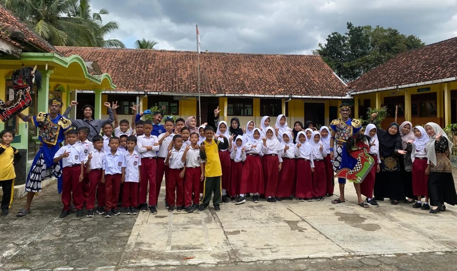 Petugas MBG Pakai Kostum Ebeg, Edukasi Gizi Jadi Lebih Menyenangkan