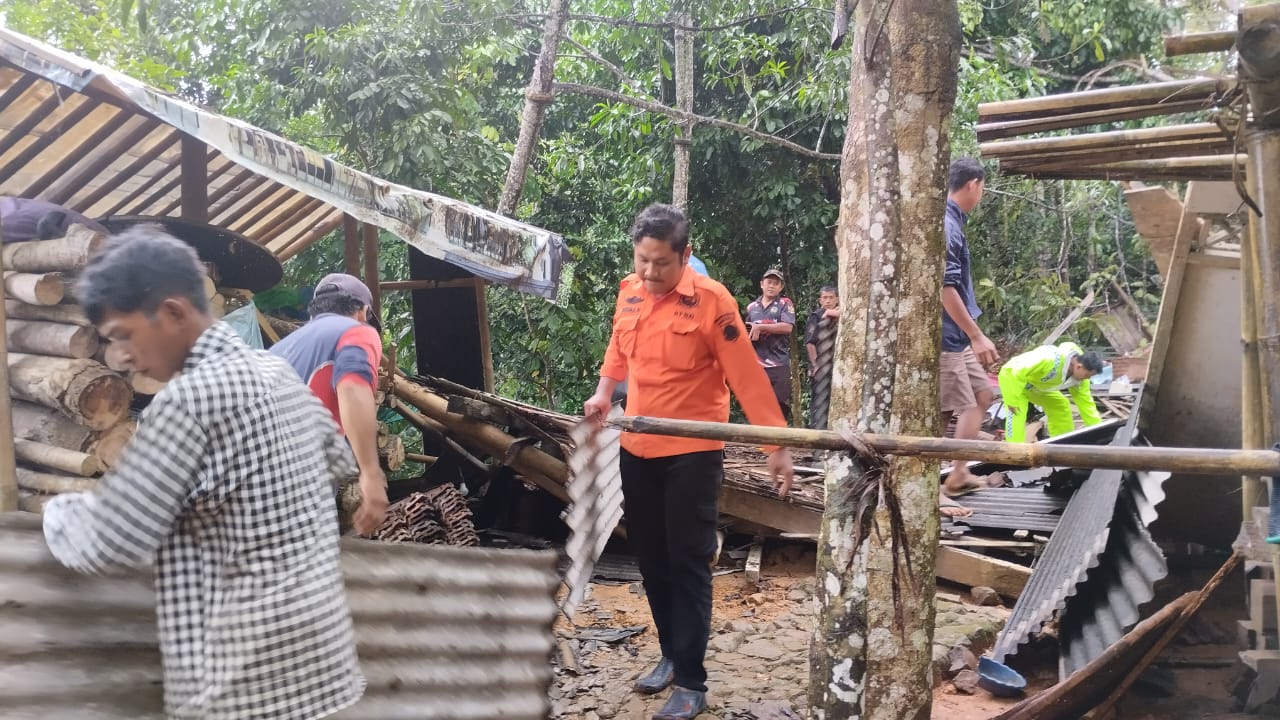 Rumah Ambruk Terdampak Tanah Longsor, Warga di Watuagung Mengungsi