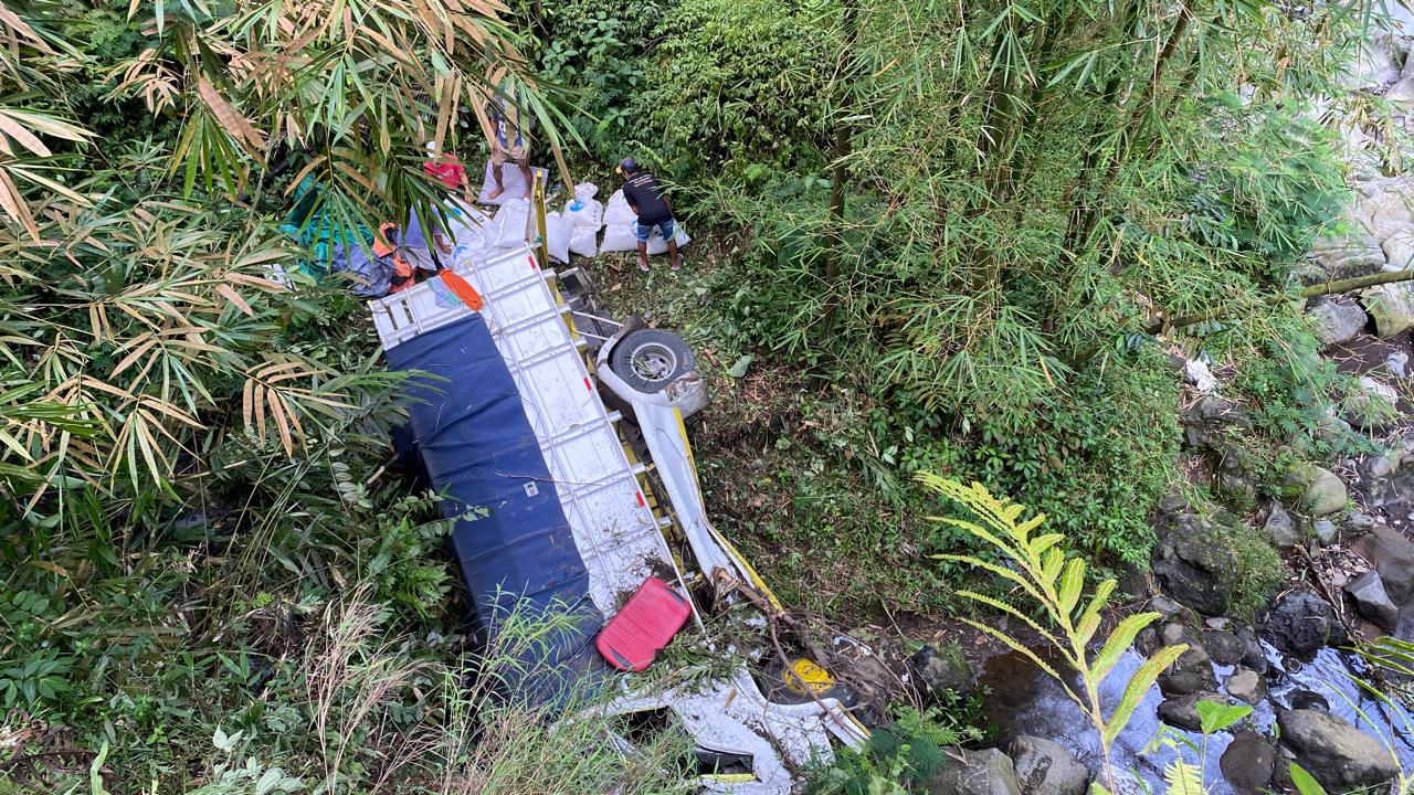 Truk Bermuatan Pakan Ayam Masuk ke Dalam Jurang di Bumisari Bojongsari