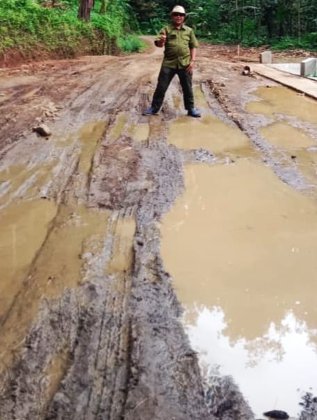 Jalan Kamulyan–Watuagung Banyumas Kembali Berlumpur, Anggaran Aspal di Titik Longsor Belum Tersedia