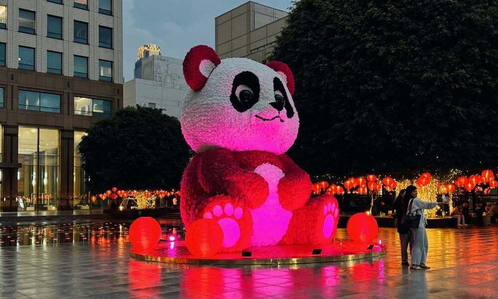 Melihat Giant Pink Panda di Plaza Senayan Edisi Imlek