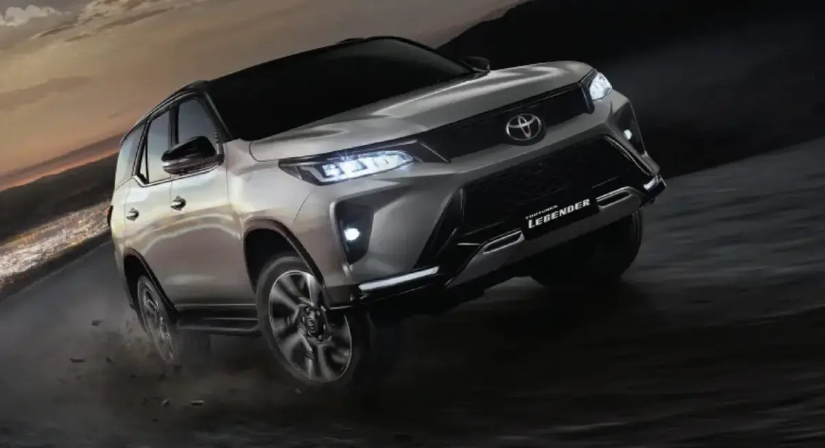 Duel Irit BBM, Lebih Unggul Siapa? Mobil Fortuner Vs Mazda CX-30