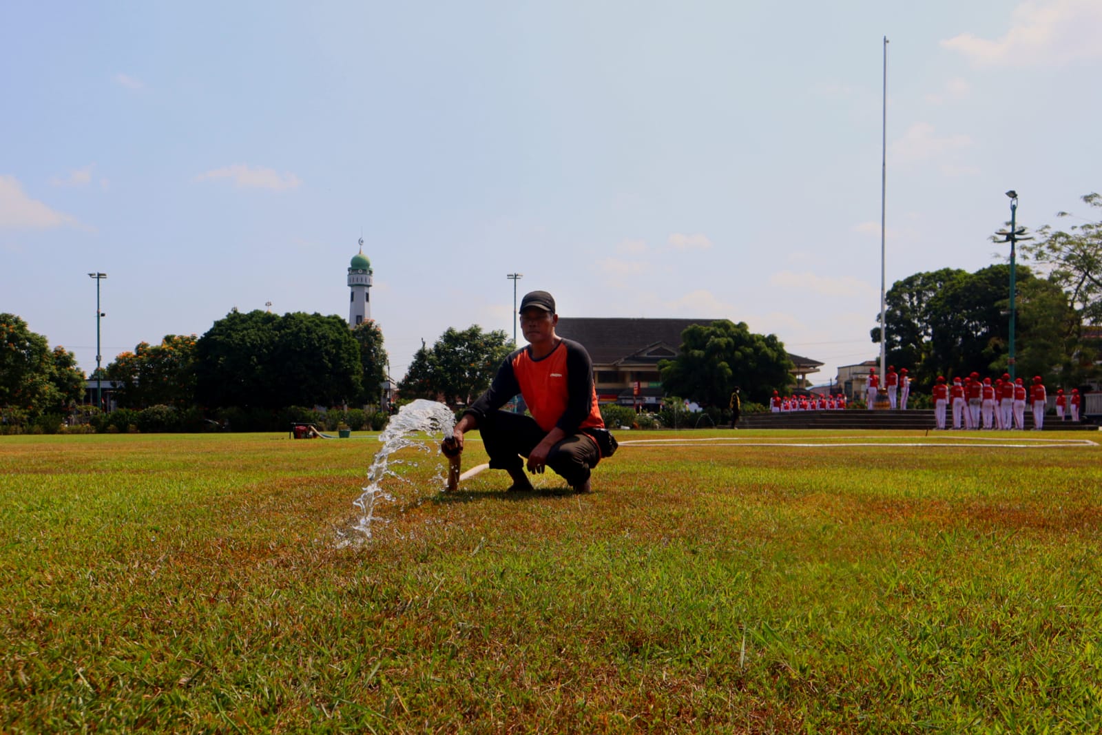 DLH Banyumas Tambah Intensitas Penyiraman Rumput Alun-alun Purwokerto 