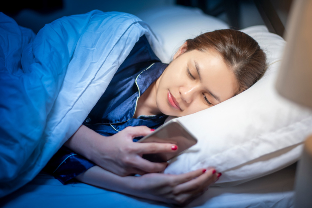 Pentingnya Mengetahui Bahaya Bermain HP Bagi Kesehatan Sebelum Tidur