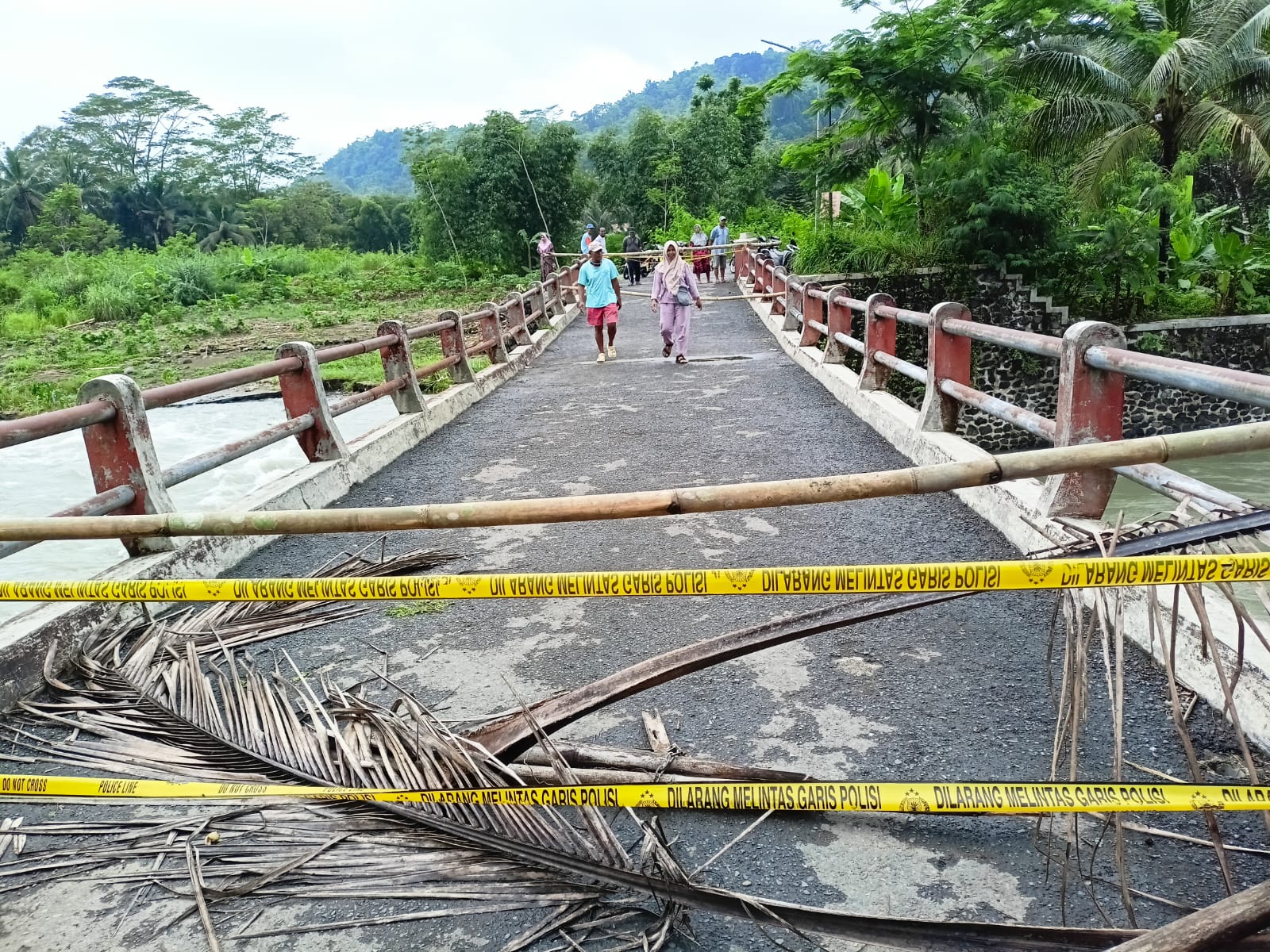 Warga Nekat Melintas di Jembatan Sungai Karang