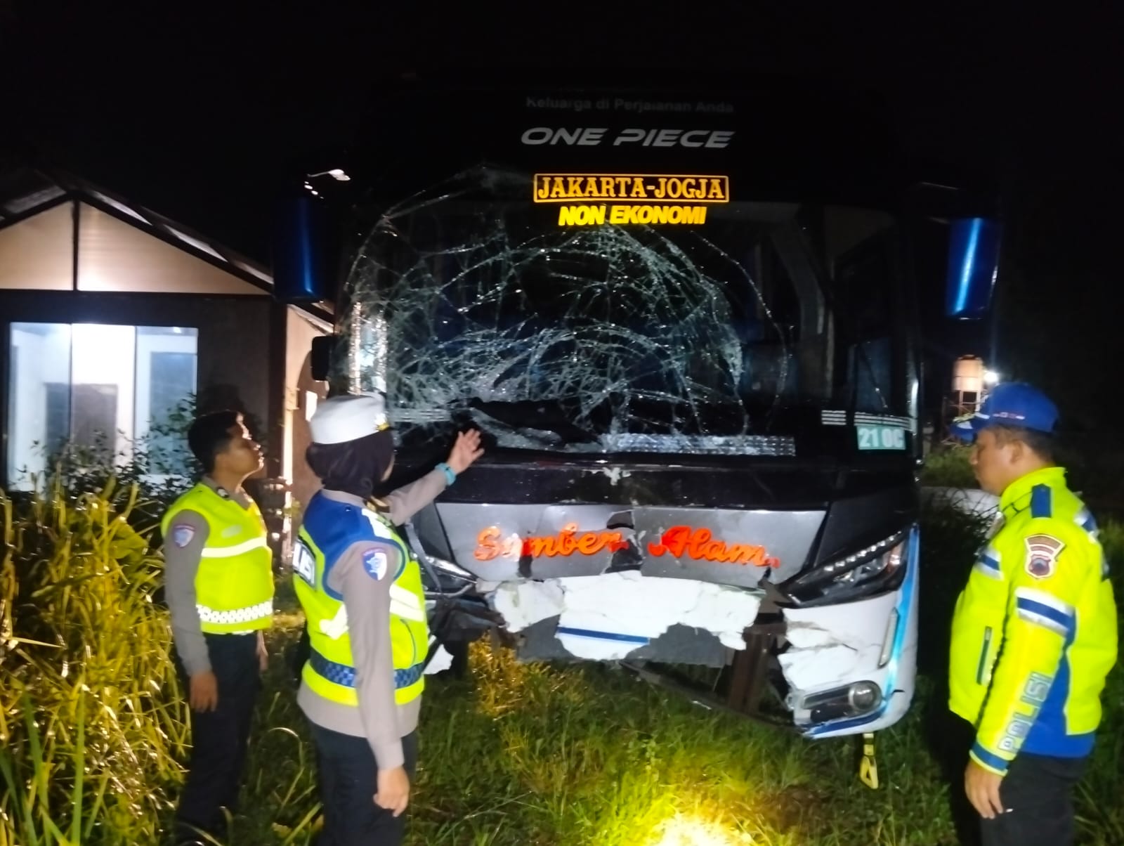 Tabrakan Beruntun di Kemranjen Banyumas, Bus, Truk Box, dan Motor Terlibat, Dua Orang Meninggal