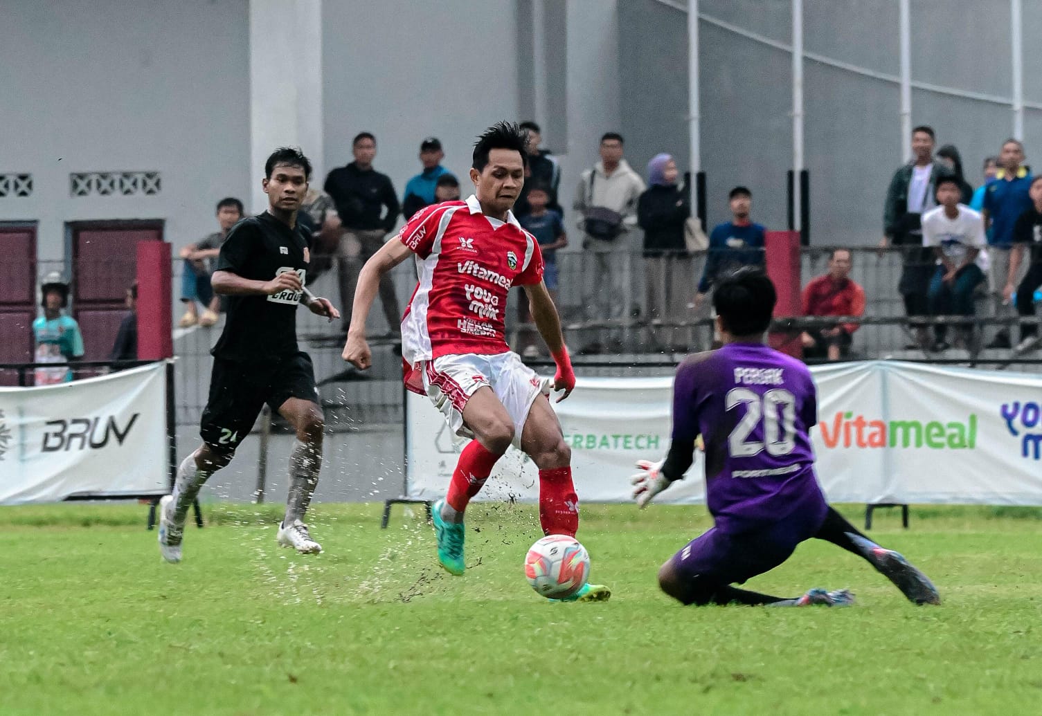 Hujan Deras dan Lapangan Tergenang, Pertandingan Ujicoba Persibangga Lawan Persak Dihentikan