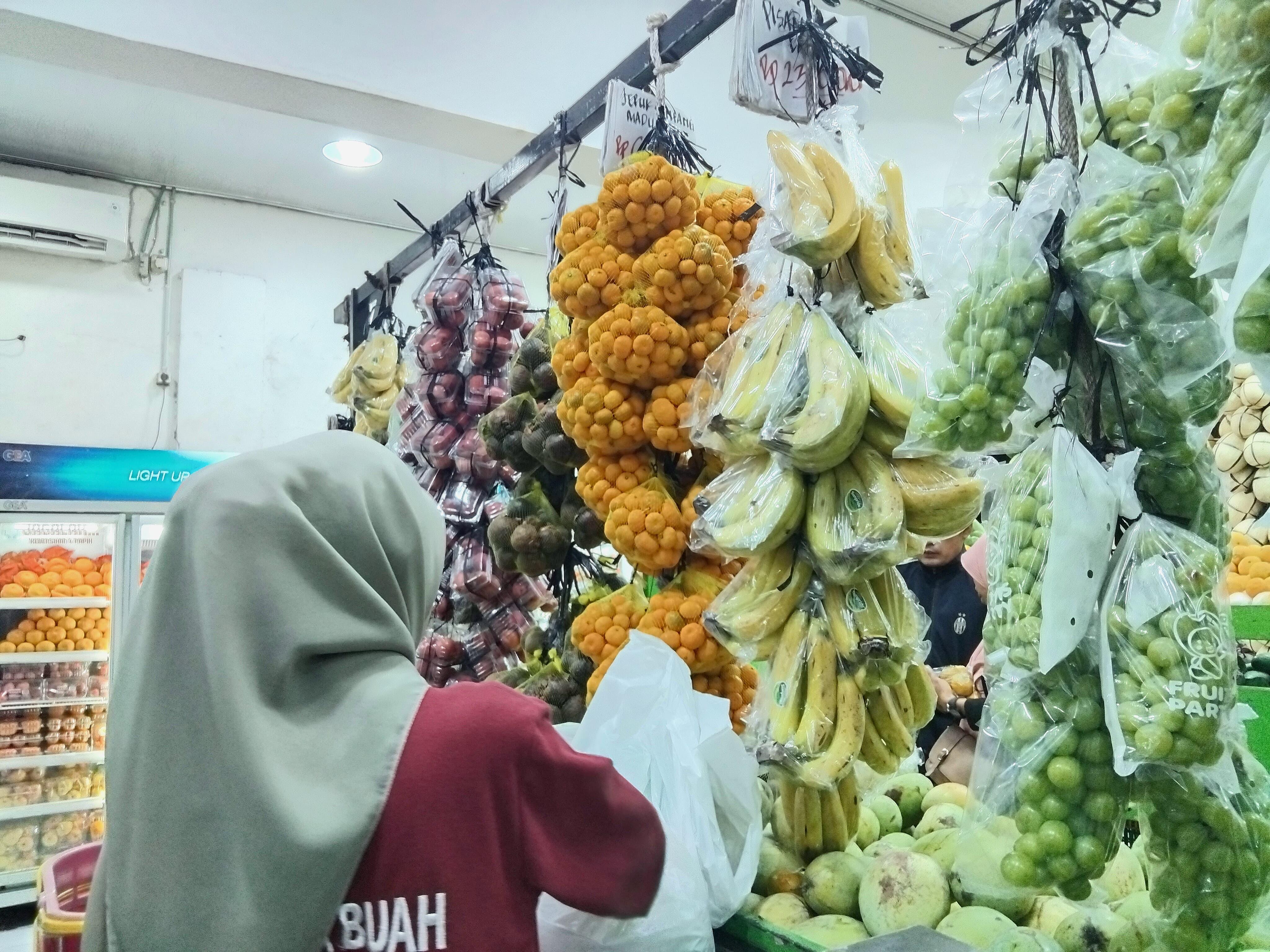 Buah Lokal dan Impor di Lingga Buah