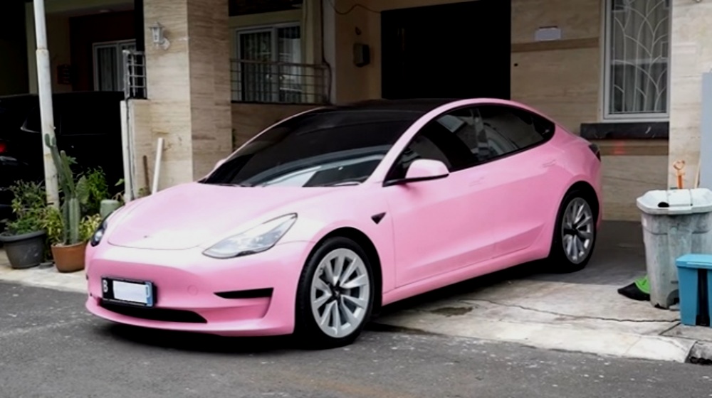 Keunggulan dan Harga Mobil Tesla Milik Brisia Jodie, Lucu Banget di Cat Warna Pink !