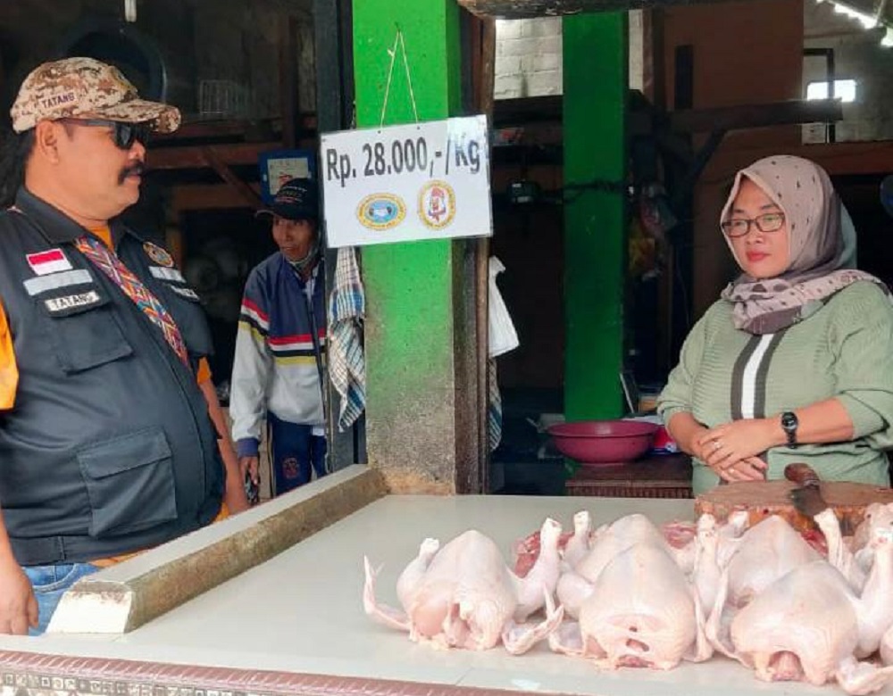 Di Pasar Majenang, Pedagang Ayam Wajib Pasang Tulisan Harga Ayam di Kios