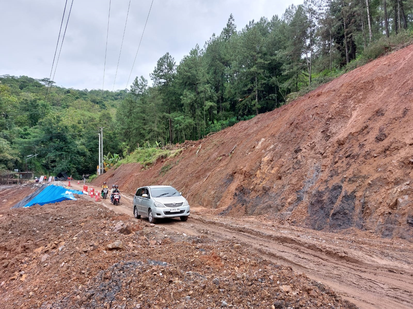 Pengeprasan Tebing Totogan Antisipasi Longsor Susulan