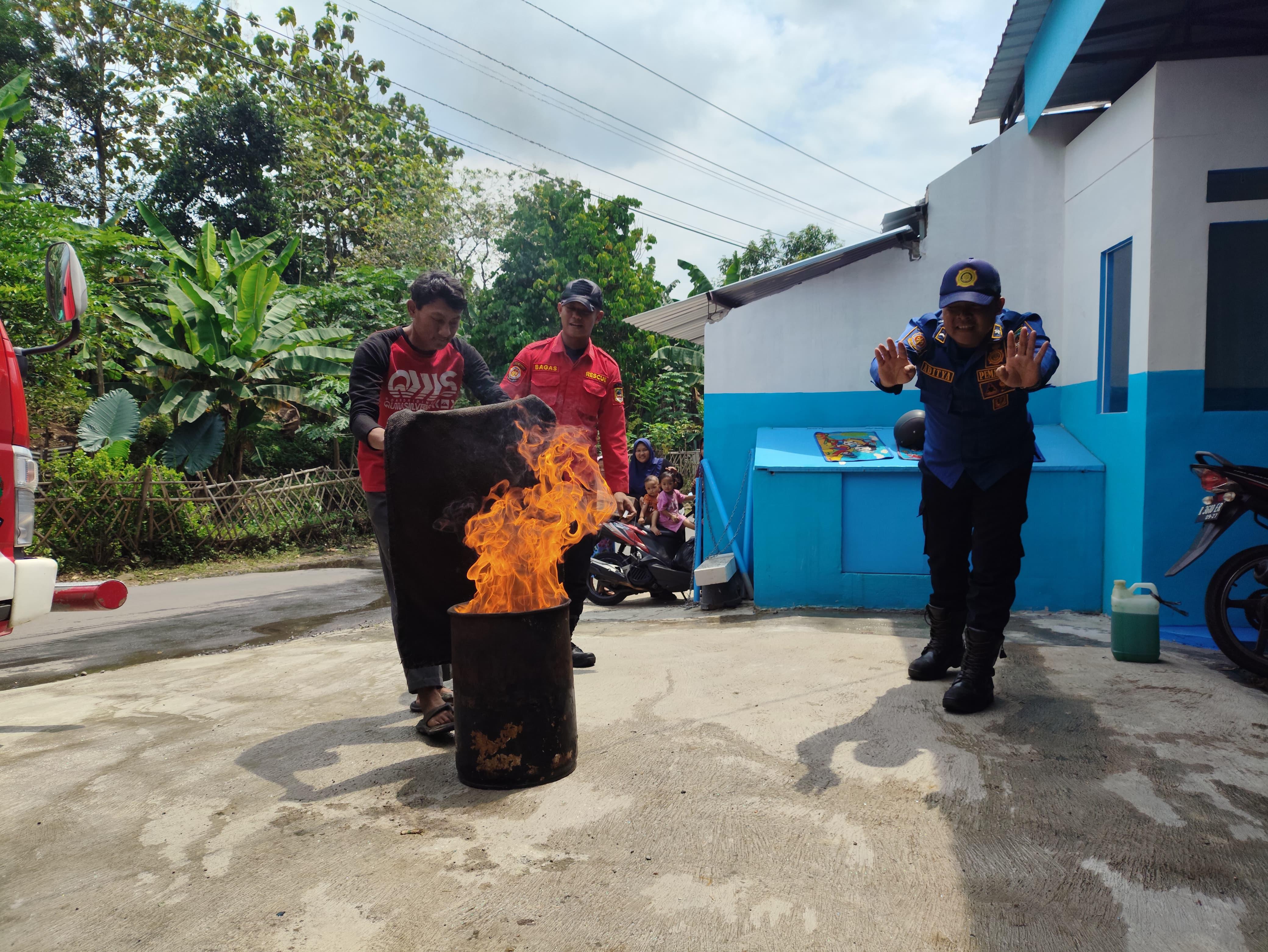 Antisipasi Risiko di Dapur, Damkar Banyumas Latih Karyawan Program MBG