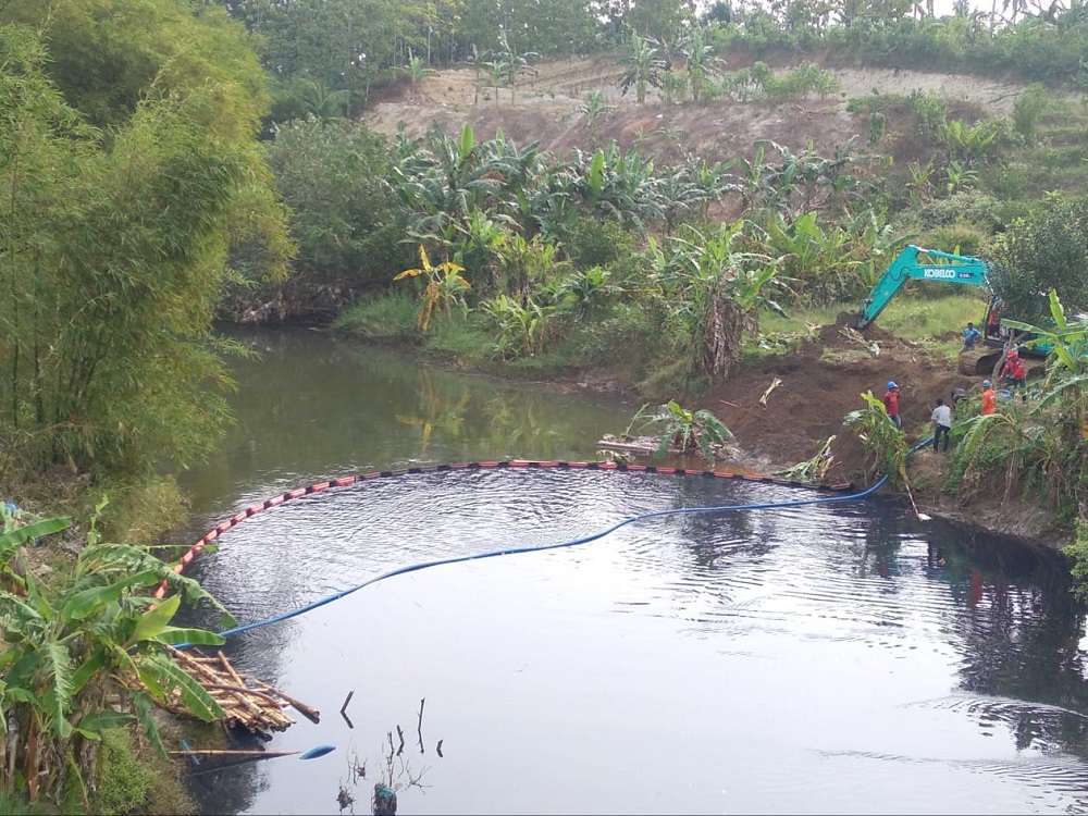 Pipa BBM Milik Pertamina Bocor, Aliran Sungai Jambu Jeruklegi Cilacap Tercemar BBM