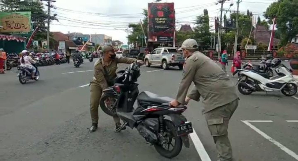 Nekat Parkir di Lingkar Dalam Alun-alun Purbalingga, Siap-Siap Ditertibkan Satpol PP 