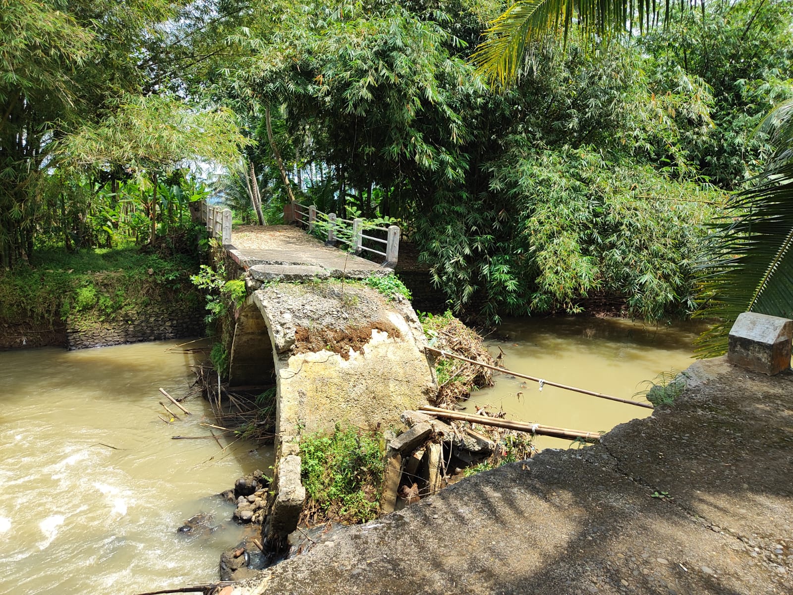 Sudah Setahun Putus, Jembatan Sungai Ranu Desa Cilapar Belum Diperbaiki