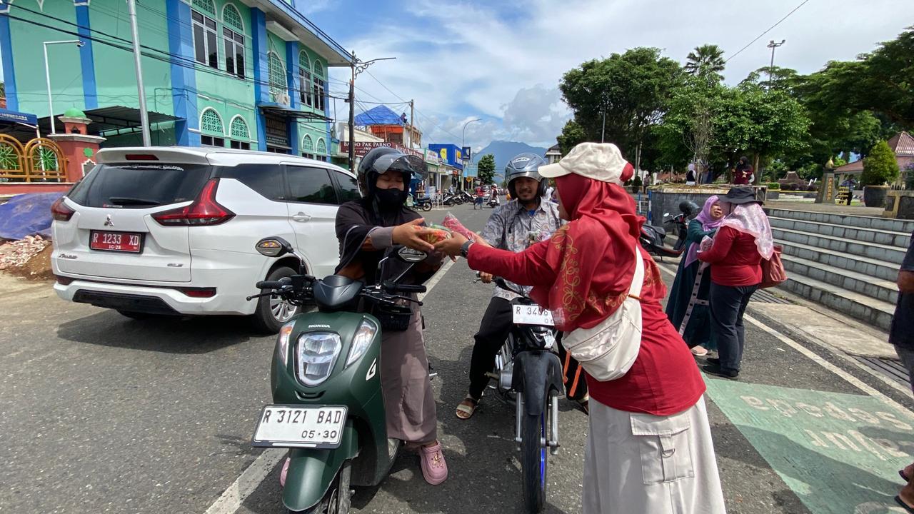 Petani Bagi-bagi Cabai Gratis di Tengah Harga Tinggi di Pasaran