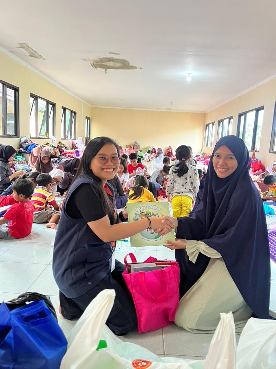 Kisah Risma Ananda, Relawan di Posko Pengungsian Desa Serang