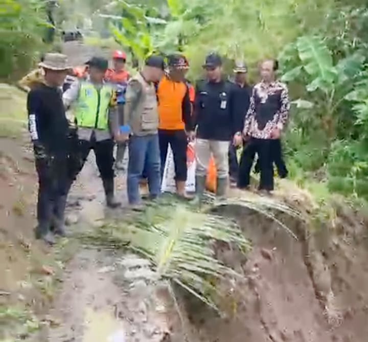 Hujan Deras Selama Dua Jam, Picu Longsor hingga Jalan Penghubung Dua Desa di Cimanggu Cilacap Terputus