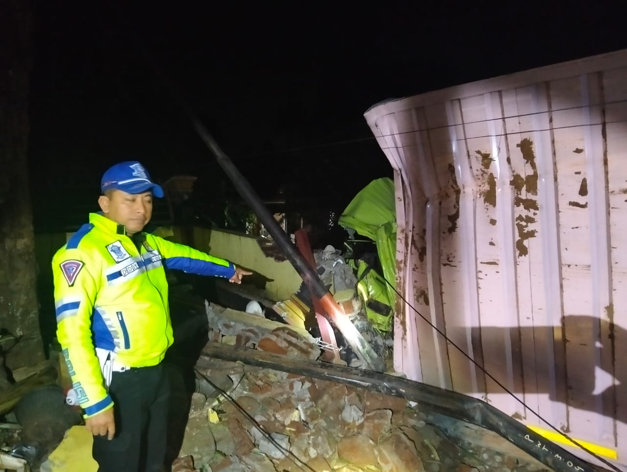 Truk Box Tabrak Pagar Rumah di Alasmalang, Satu Orang Meninggal di Lokasi