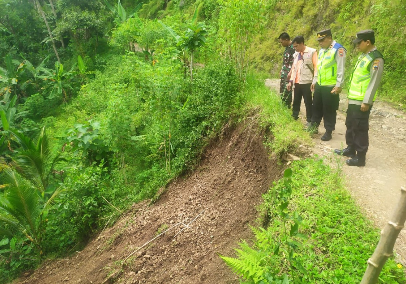 Longsor Terjang Padureso dan Depokrejo