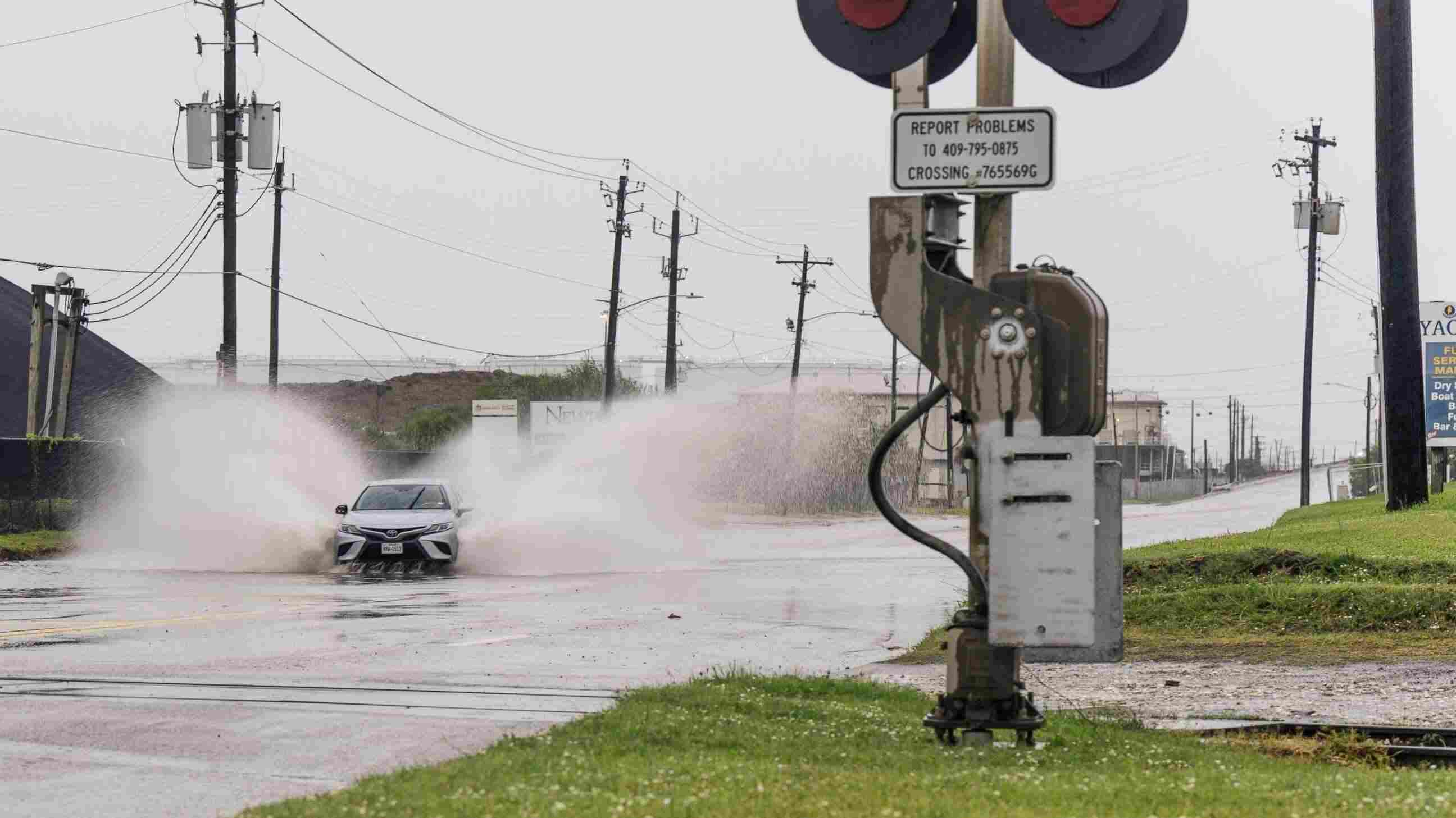 Cuaca Buruk, Mobil Bermasalah? Ini Cara Mengatasinya!