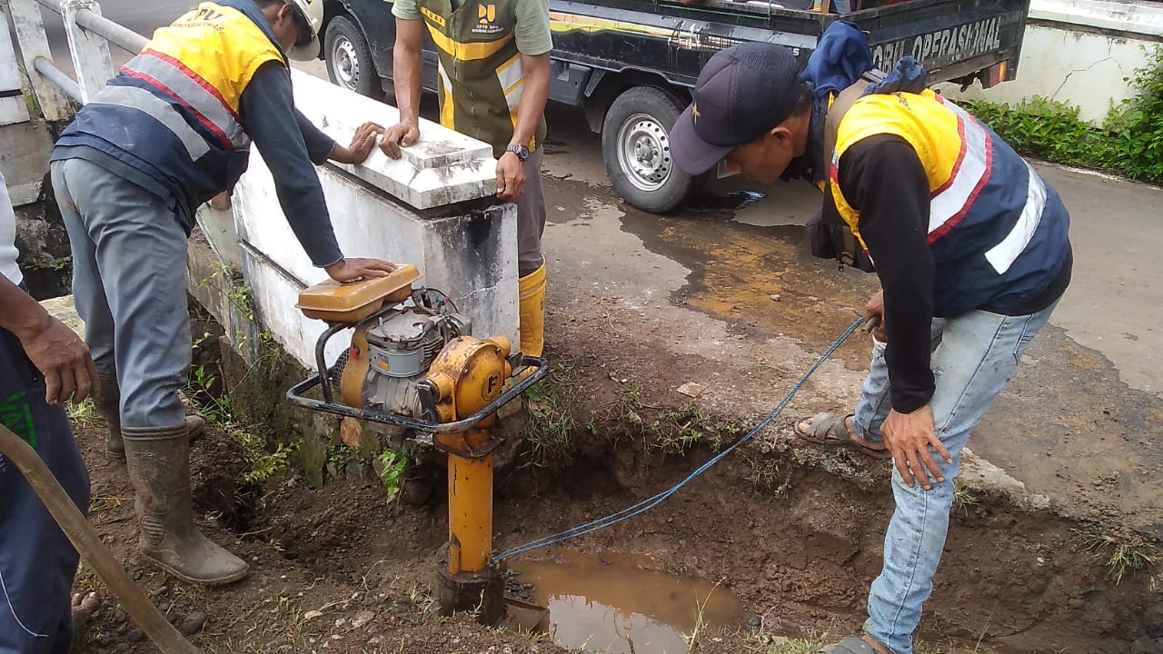 Abutment Terkikis, Jembatan Terancam Runtuh