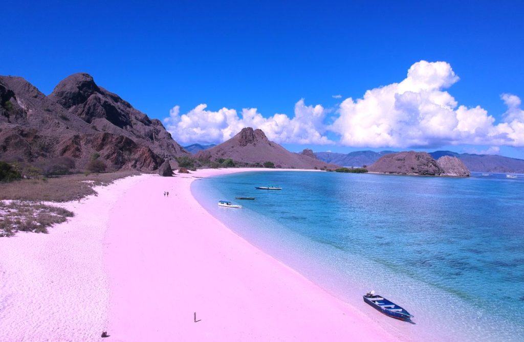 Mau Liburan Romantis? Ini Rute dan Hotel Terbaik di Pantai Pink Labuan Bajo!