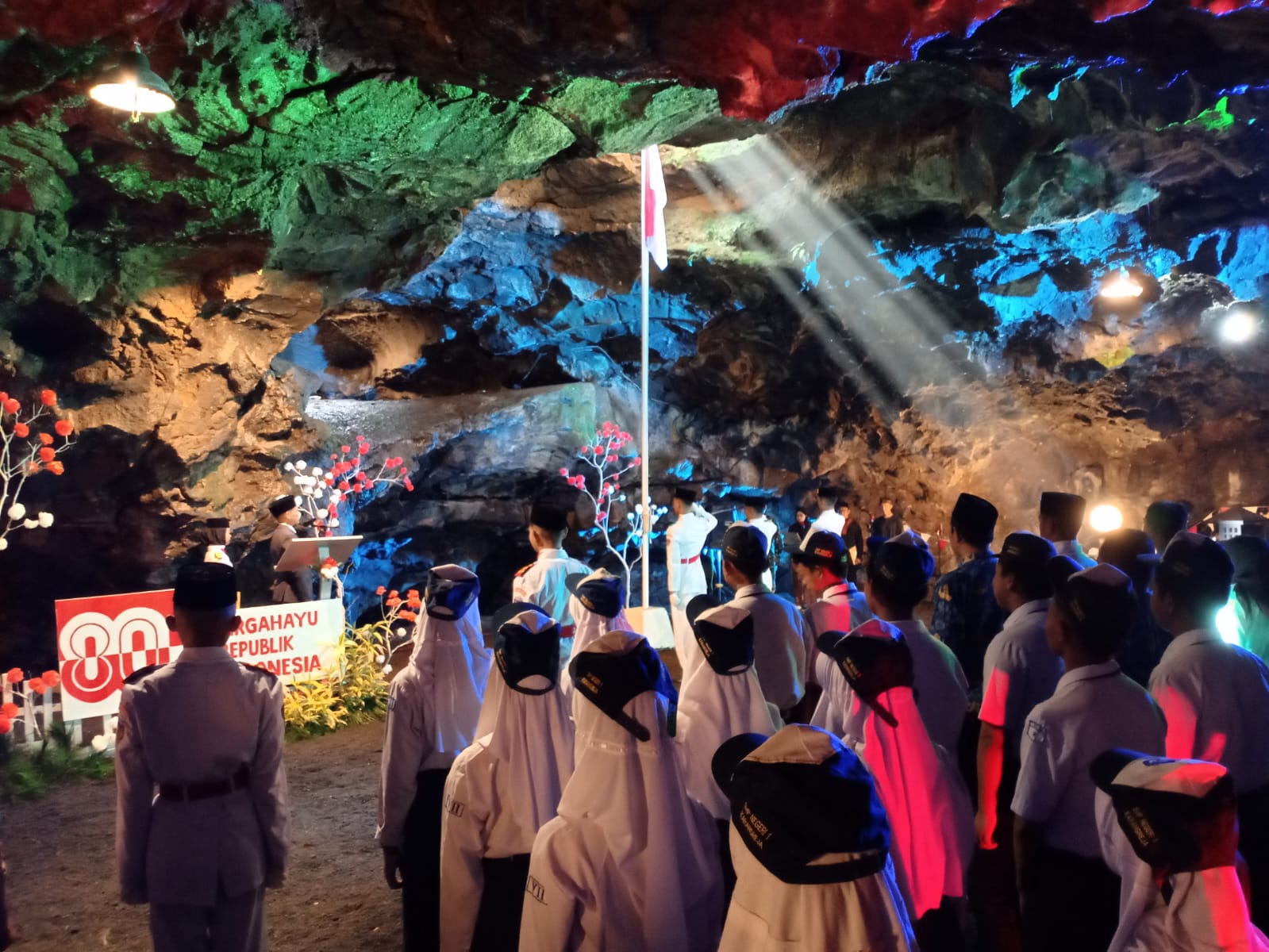 Unik, Pengelola Golaga Kembali Gelar Upacara Bendera HUT RI di Dalam Goa