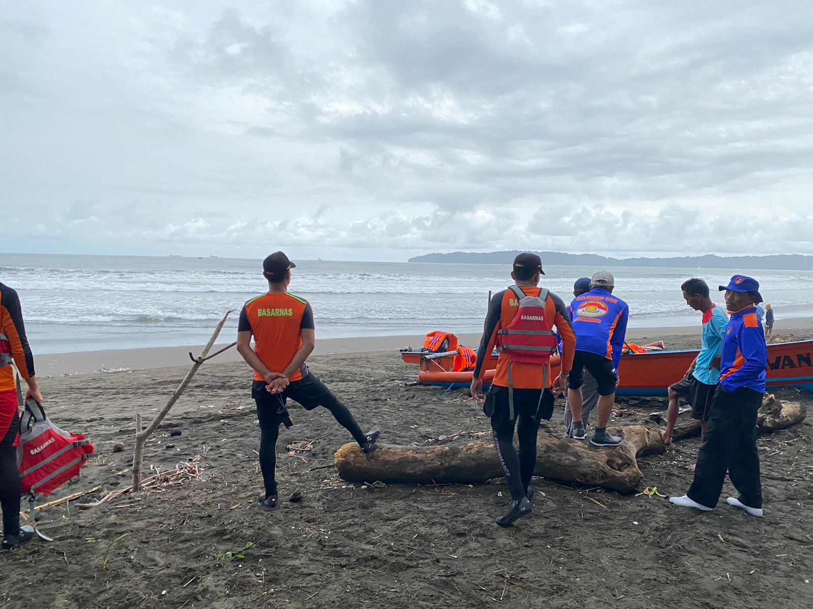 Pemuda Lengkong Hilang Terseret Ombak di Pantai Kamiren