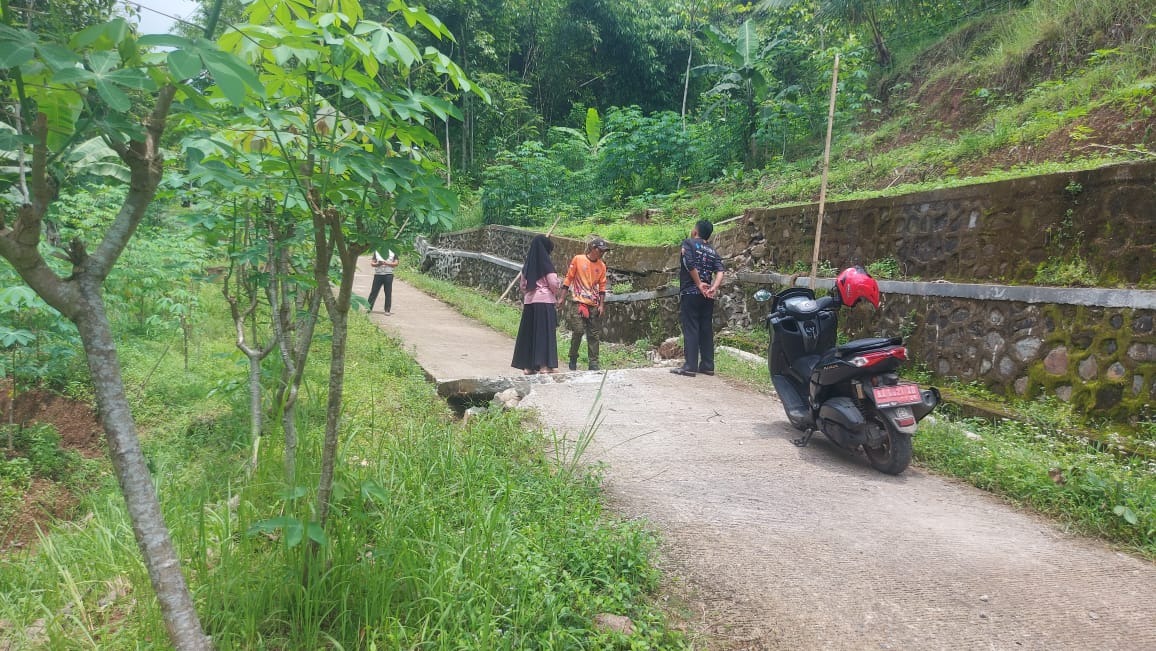 Talud dan Jalan Desa Amblas Akibat Tanah Bergerak di Desa Clapar
