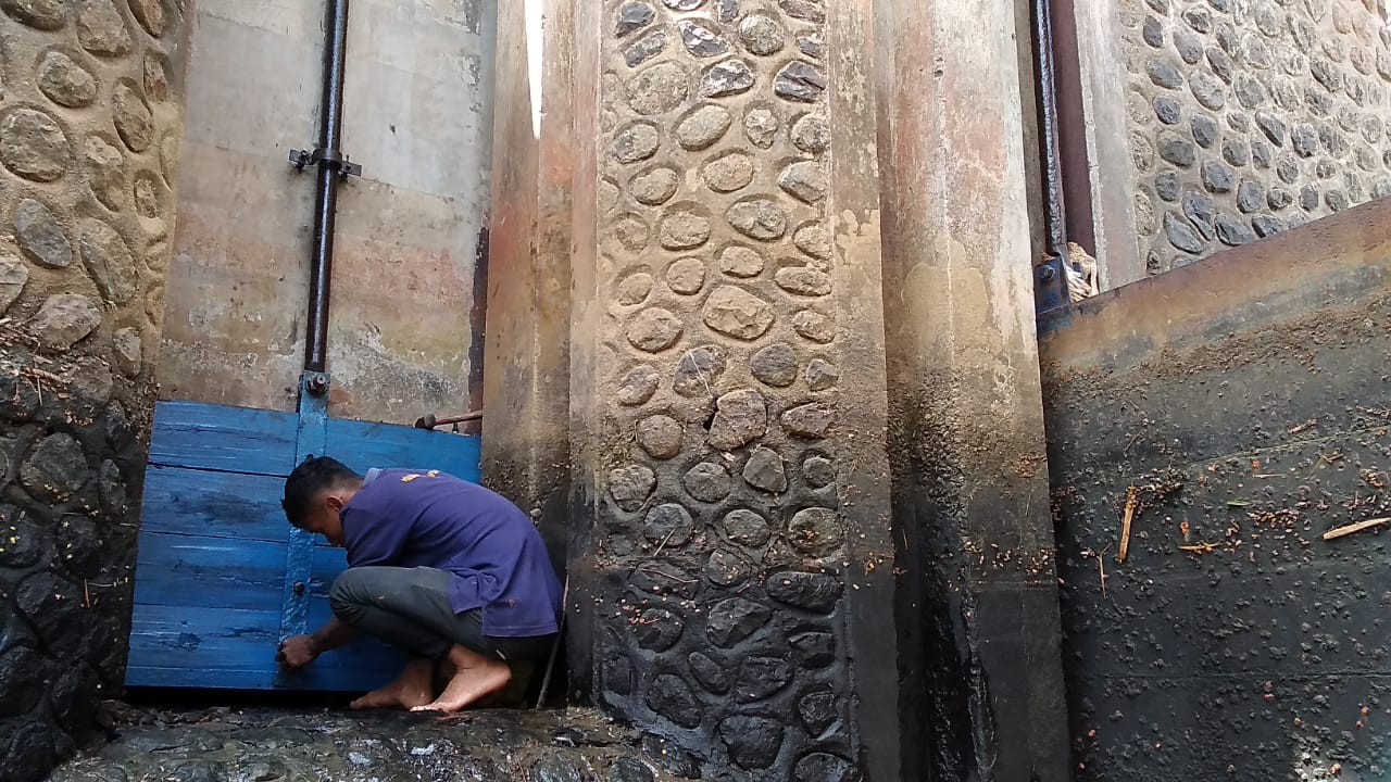 Pintu Intek Bendung Petarangan Kecamatan Kemranjen Rusak