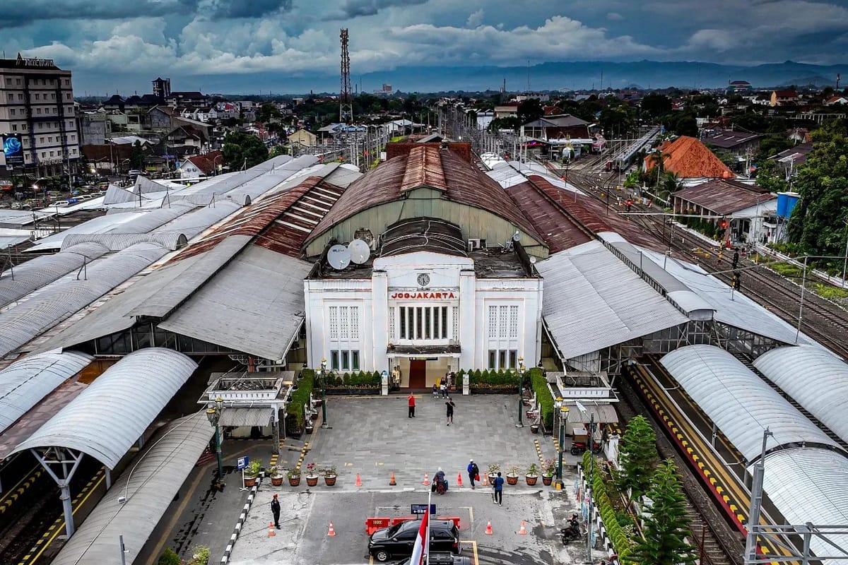 Menjelajahi 6 Stasiun Kereta Api Terunik di Indonesia